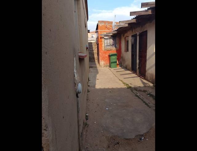 10 BEDROOM HOUSE FOR SALE IN ESIZIBA